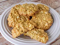 Cookies with Oats, Macadamia Nuts and White Chocolate